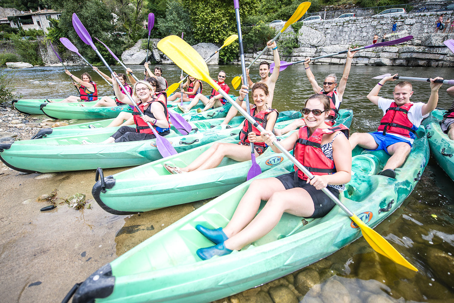Équipe d’entreprise en activité team building canoë au Domaine Lou Capitelle & Spa