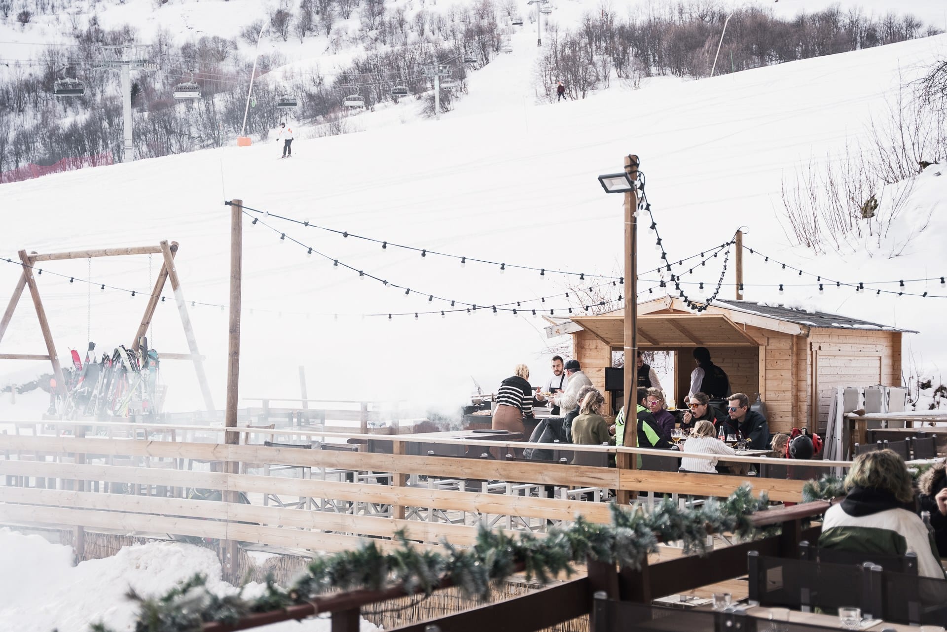 Restaurant avec vue sur les montagnes enneigées