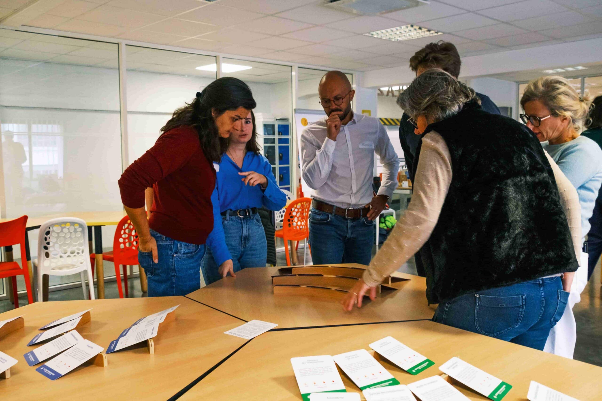 Participants réunis autour de tables de travail lors d’un séminaire