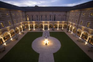 Le cloître du Fourvière Hôtel, un cadre patrimonial unique pour vos soirées d’entreprise à Lyon.