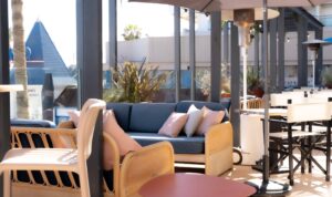 Une terrasse colorée et conviviale face à la mer.