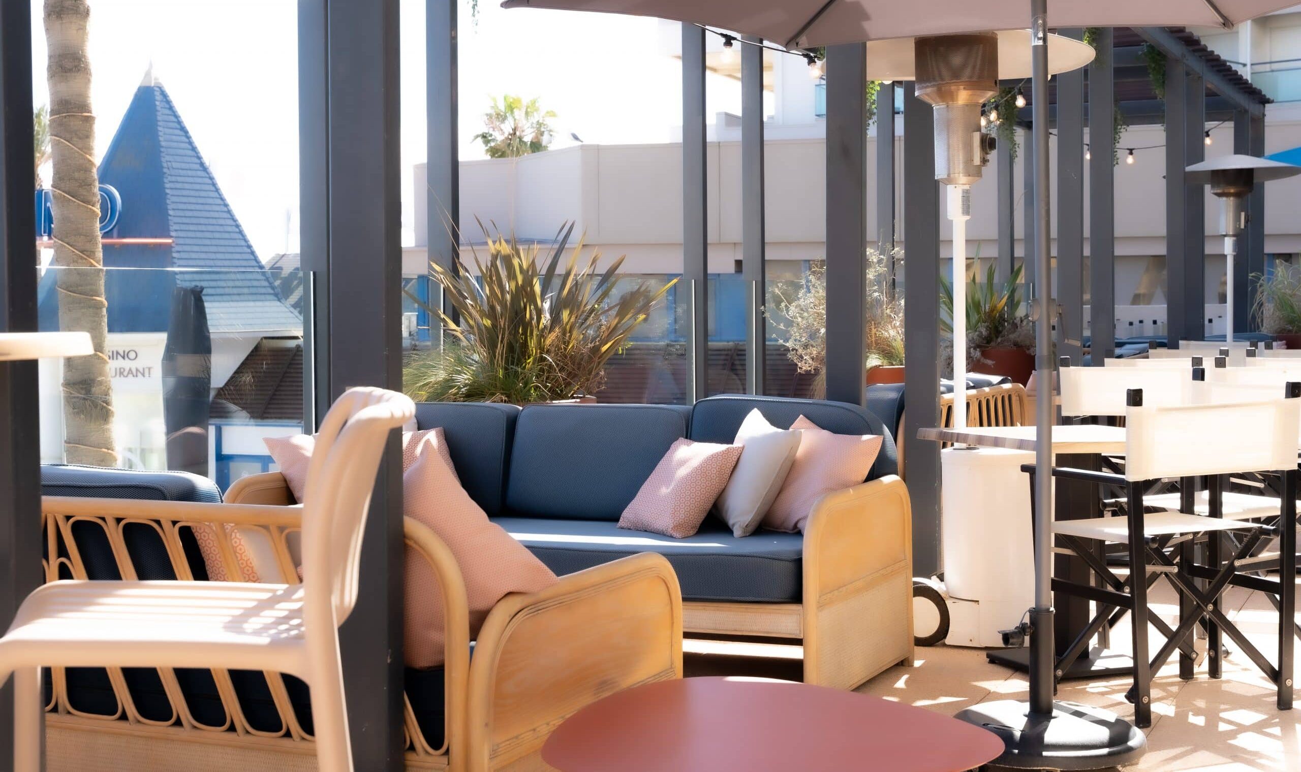 Terrasse extérieure de l’Hôtel Mar i Cel avec espaces colorés