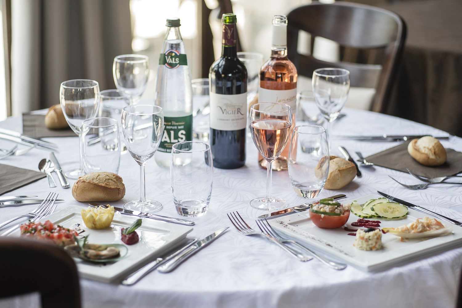 Table élégante dressée pour un repas d’affaires au Domaine Lou Capitelle & Spa