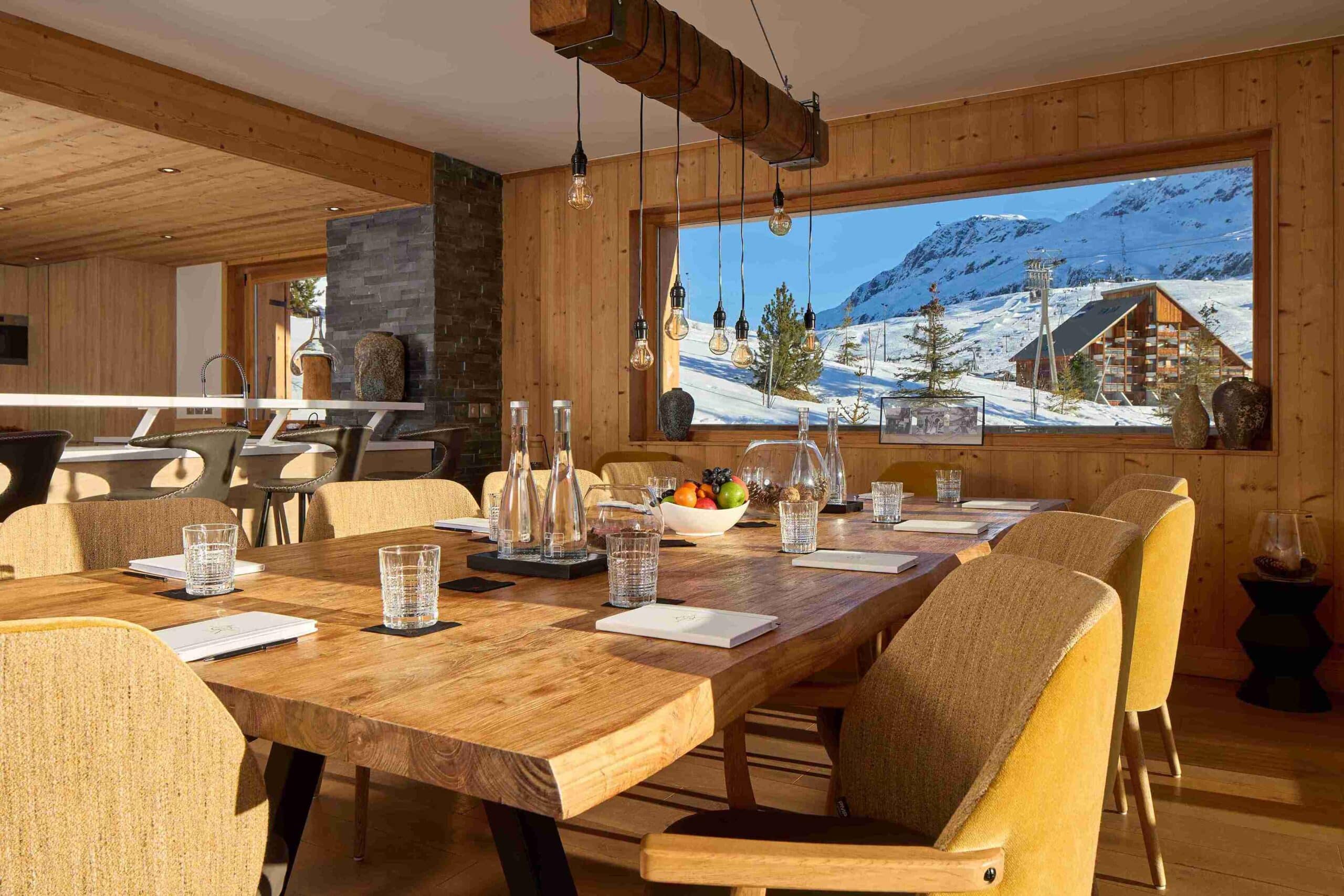 Salle de restaurant avec vue sur les montagnes à l’Hôtel Grandes Rousses