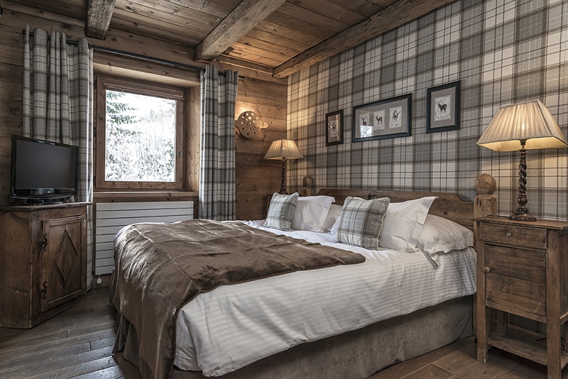 Chambre en bois avec ambiance cosy aux Fermes de Marie à Megève