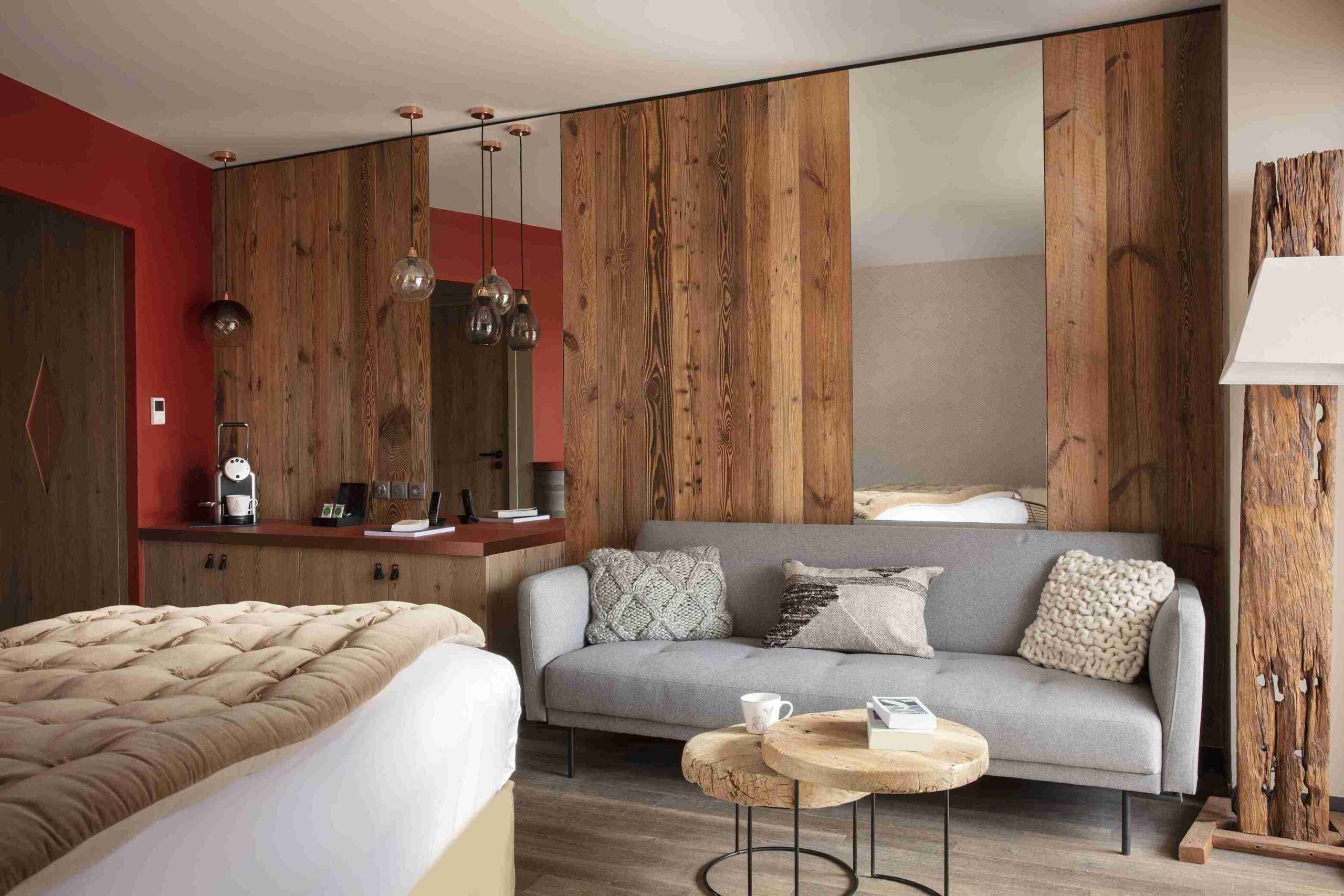 Salon contemporain de l’Hôtel Grandes Rousses avec décoration boisée