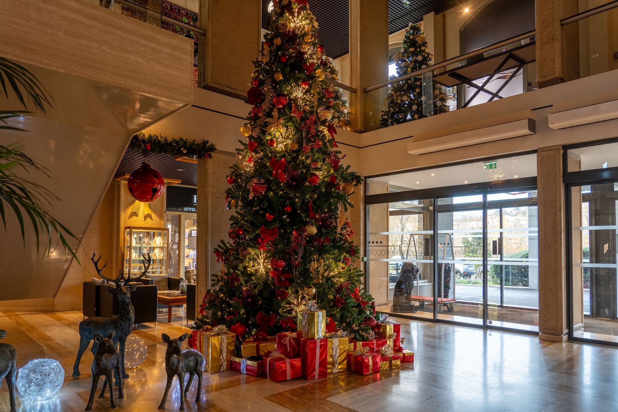 Une décoration de Noël chaleureuse et raffinée pour la saison hivernale.