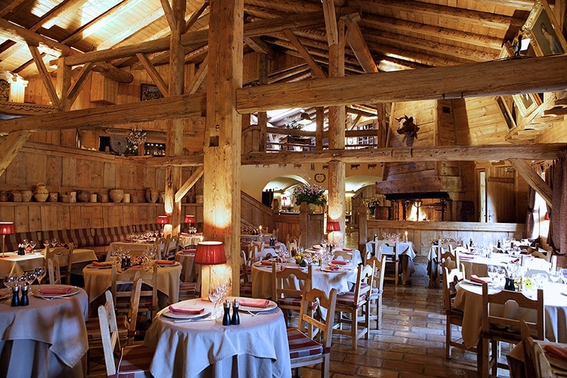 Salle de restaurant en bois aux Fermes de Marie à Megève