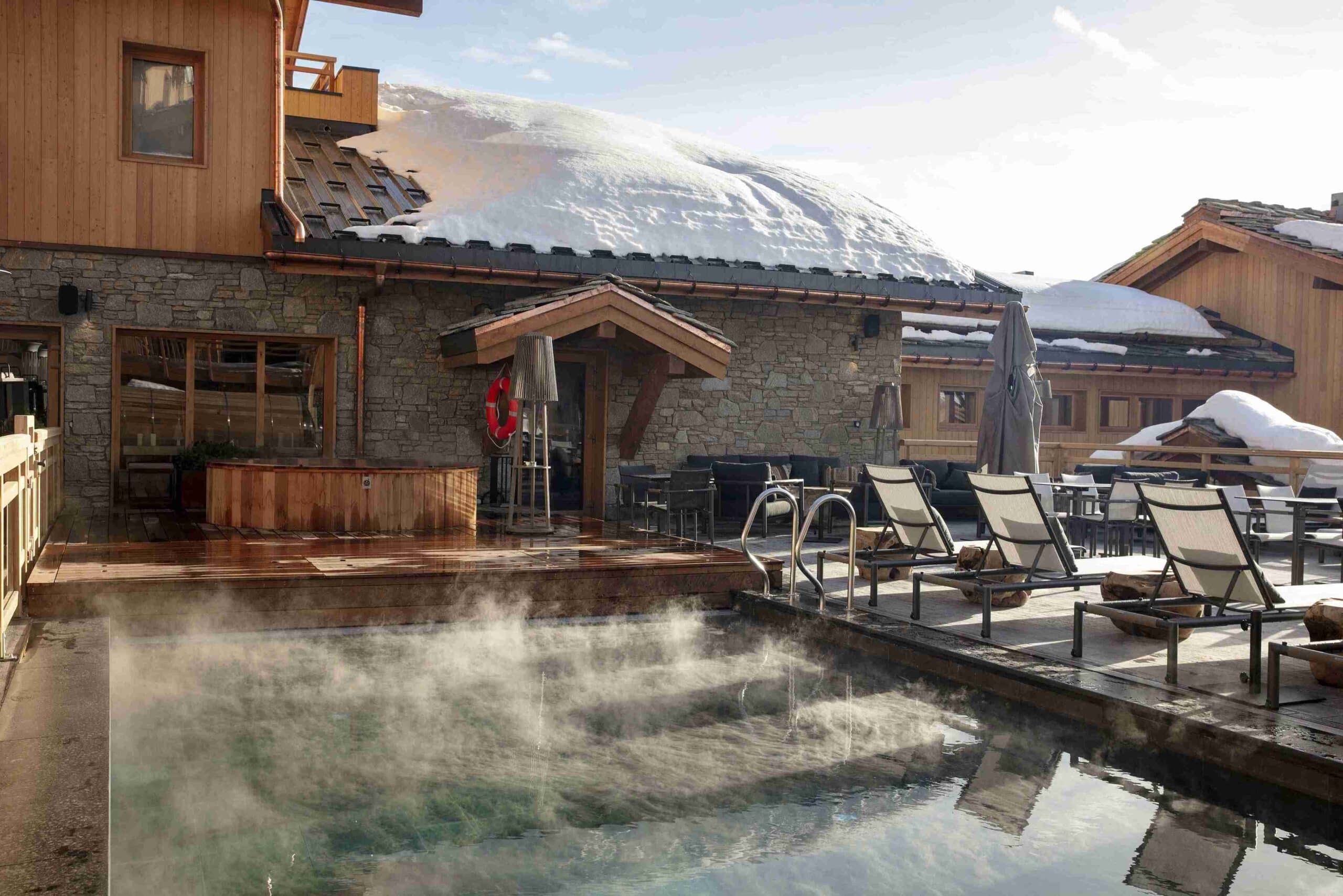 Piscine extérieure chauffée du spa de l’Hôtel Grandes Rousses à l’Alpe d’Huez