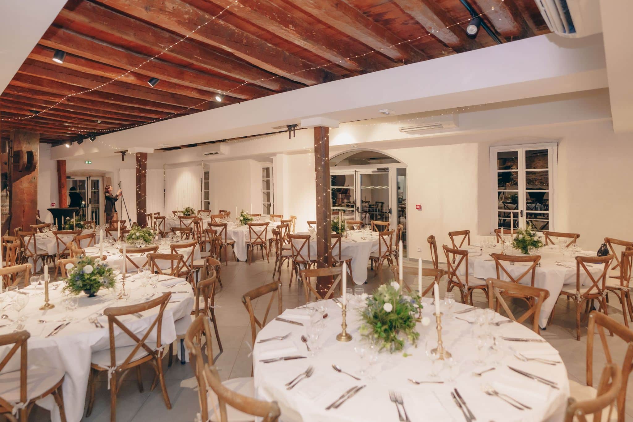 Salle de réception aménagée pour un événement professionnel de rentrée