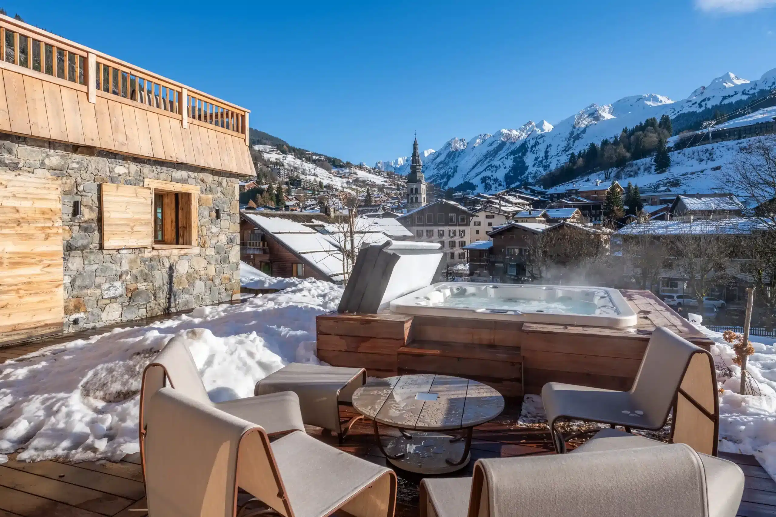 Terrasse avec jacuzzi et vue montagne – Les Demoiselles Jacquanes