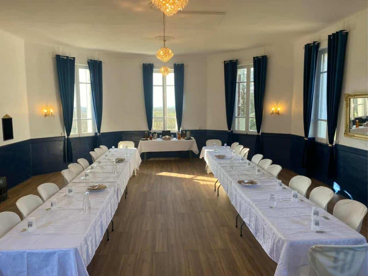 Salle aménagée pour une réunion ou un séminaire professionnel.