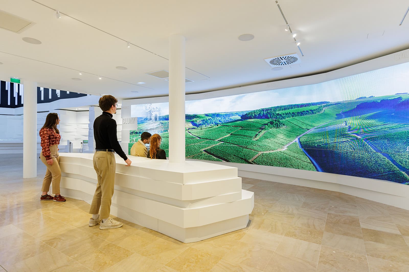 Espace immersif avec projection panoramique à la Cité des Climats & vins de Bourgogne Mâcon