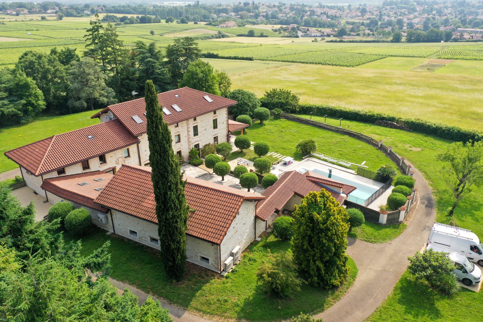 Vue aérienne du Clos Doré dans un environnement verdoyant