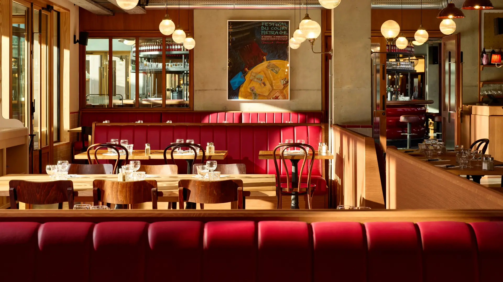 Espace restauration avec banquettes rouges au Grand Mess Clermont-Ferrand