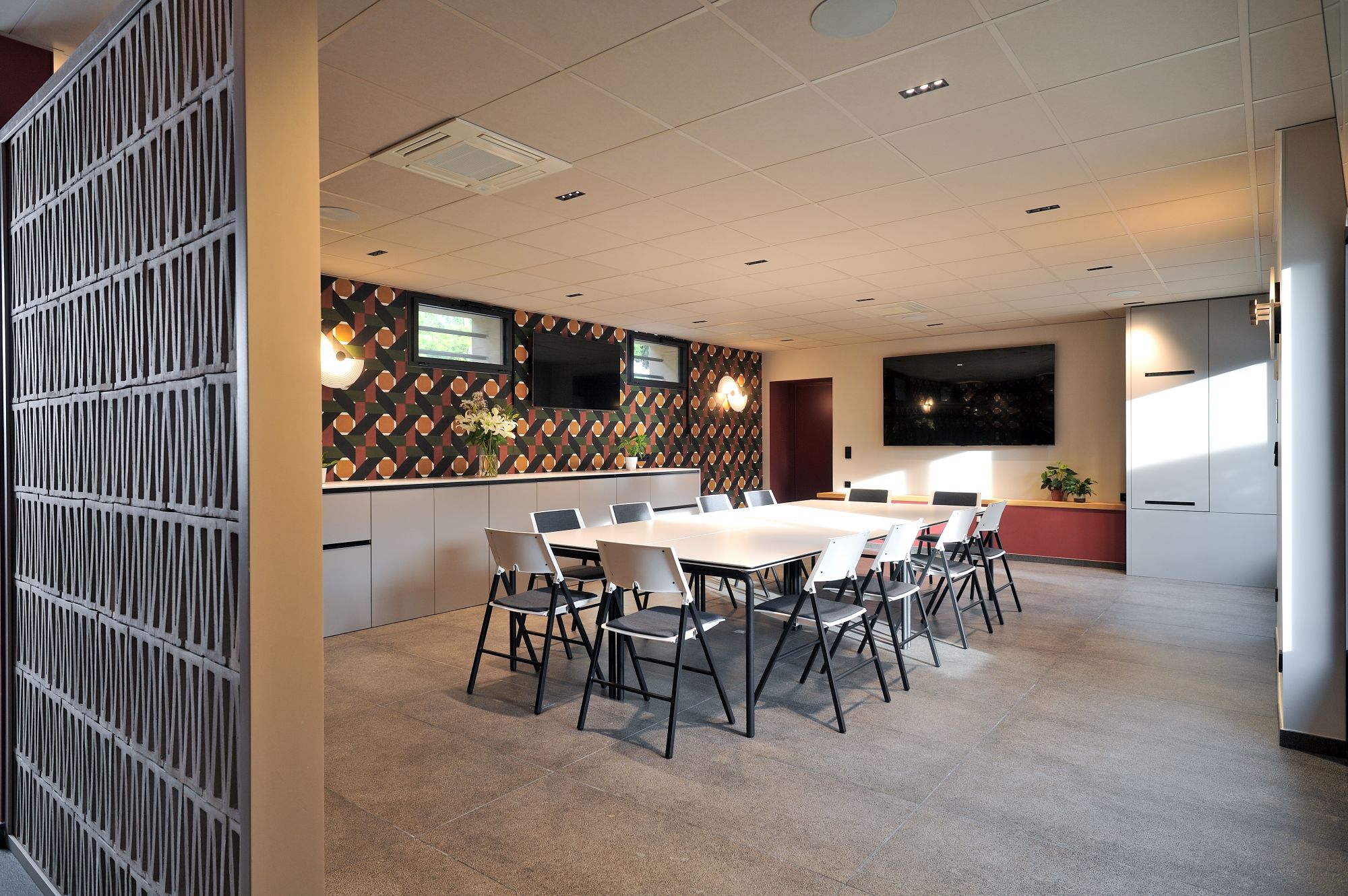 Salle de séminaire du Clos Doré avec équipements audiovisuels