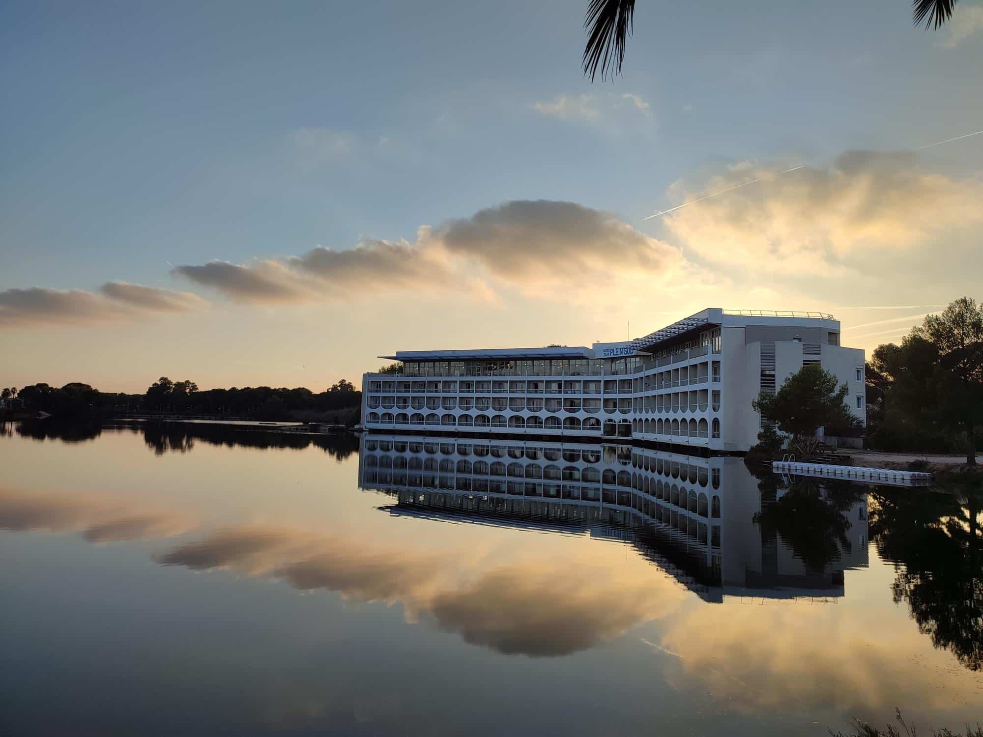 L’établissement en bord de lagon, dans une atmosphère apaisante en fin de journée.