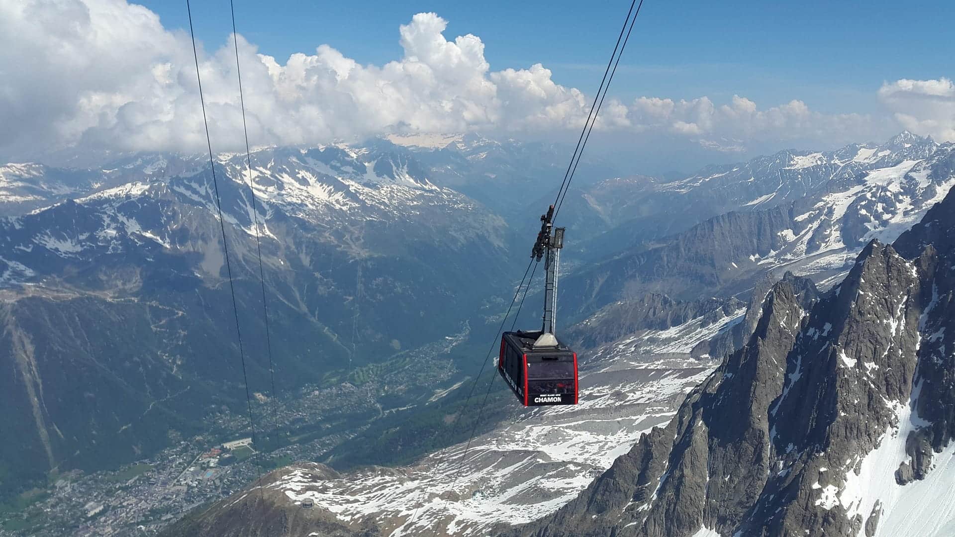 Le téléphérique de l’Aiguille du Midi domine la vallée de Chamonix et ses paysages alpins.
