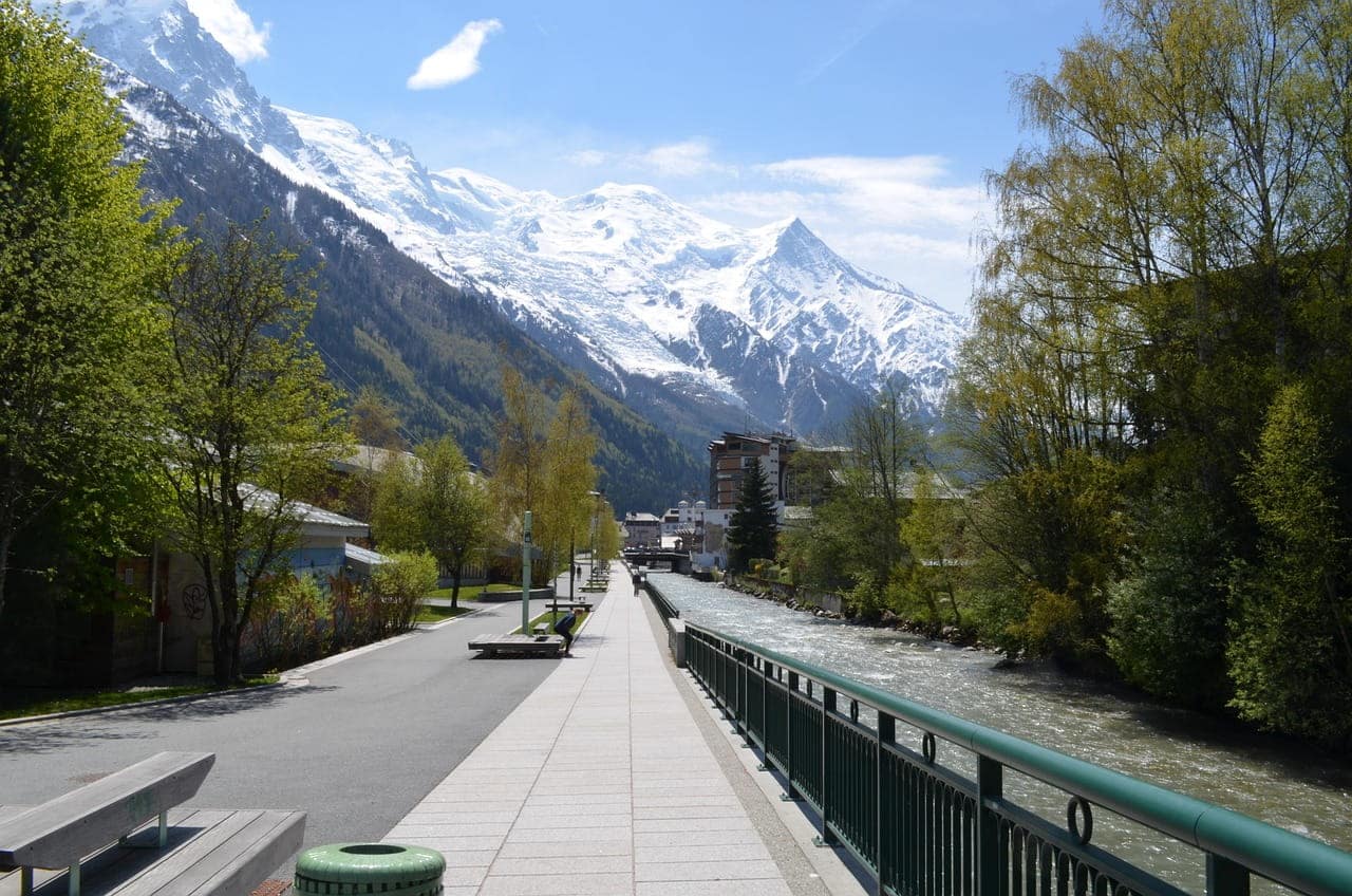 promenade piétonne le long de la rivière Arve à Chamonix avec montagnes enneigées