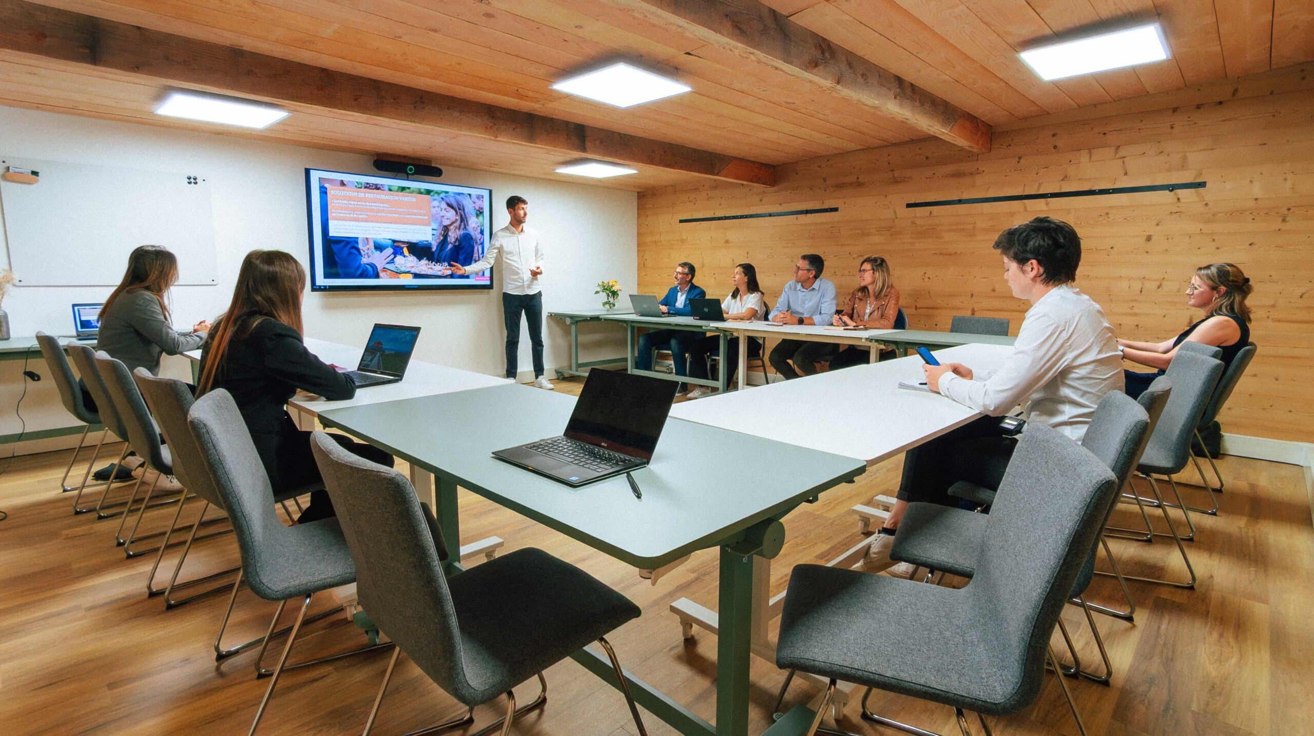 Salle de travail avec équipements professionnels