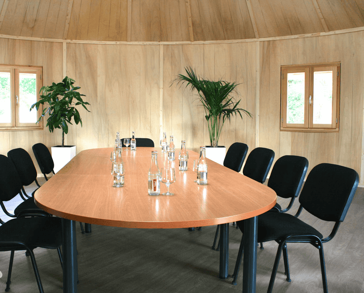 Table de réunion avec chaises dans une salle moderne au Camping Sunêlia L’Hippocampe