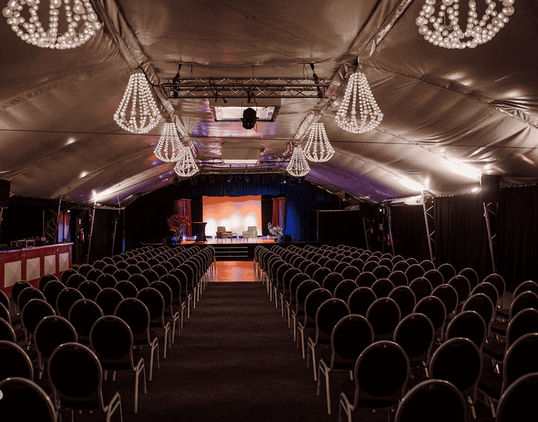 Salle de spectacle avec scène éclairée au Camping Sunêlia L’Hippocampe