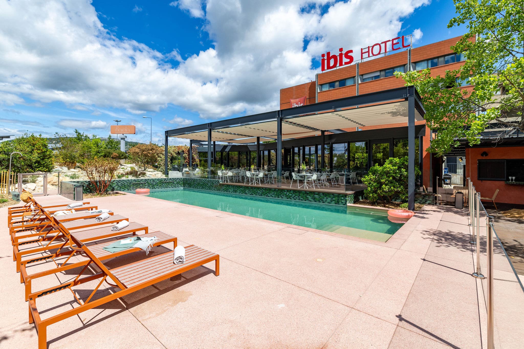 Façade Ibis Valence avec piscine