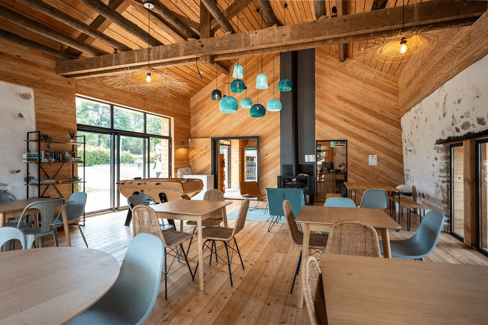 Salle de restauration en bois au Huttopia Lac d’Aiguebelette