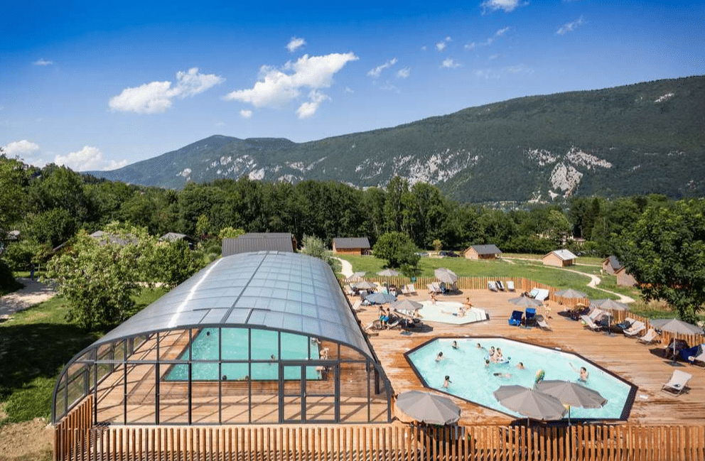 Piscine extérieure et dôme au Huttopia Lac d’Aiguebelette