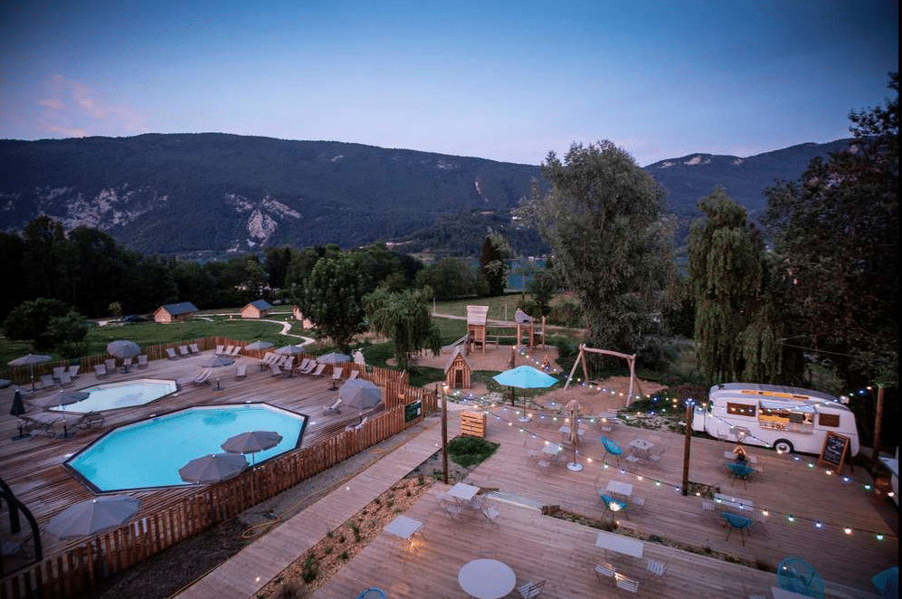 Piscine extérieure du Huttopia Lac d’Aiguebelette au coucher du soleil