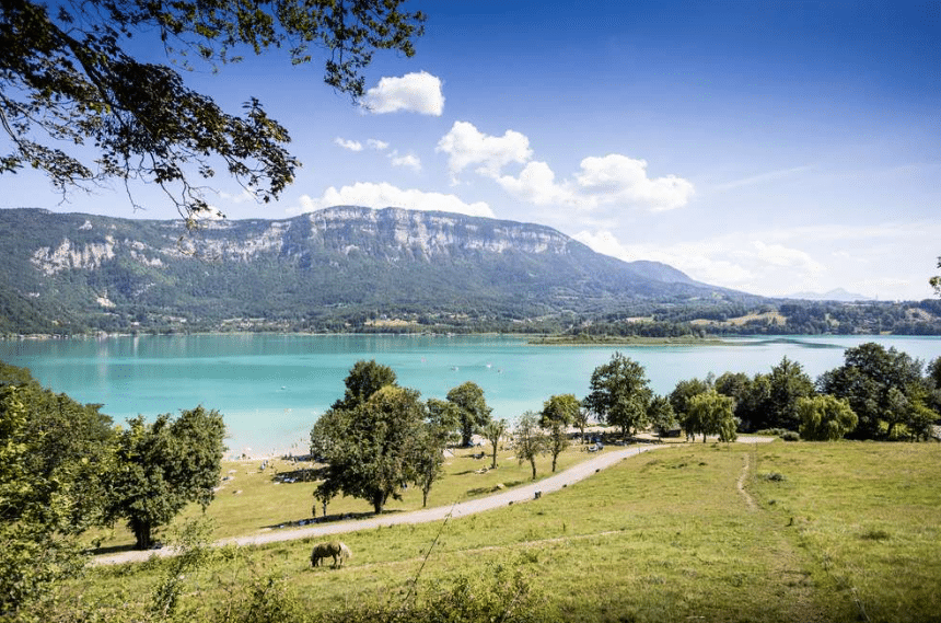 Un cadre naturel entre lac et sommets pour des séjours ressourçants en Savoie.