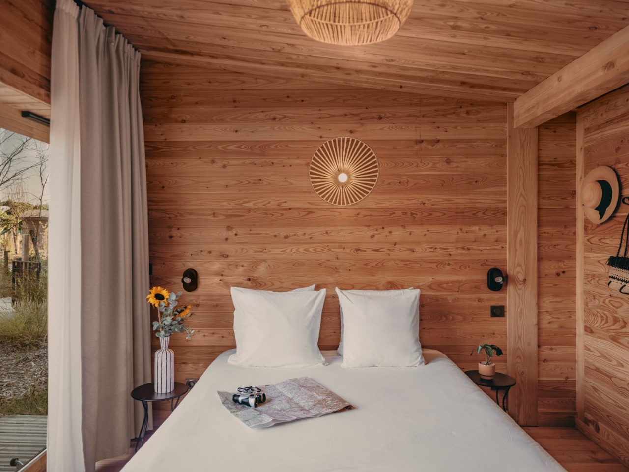 Chambre en hébergement bois au Huttopia Lac d’Aiguebelette