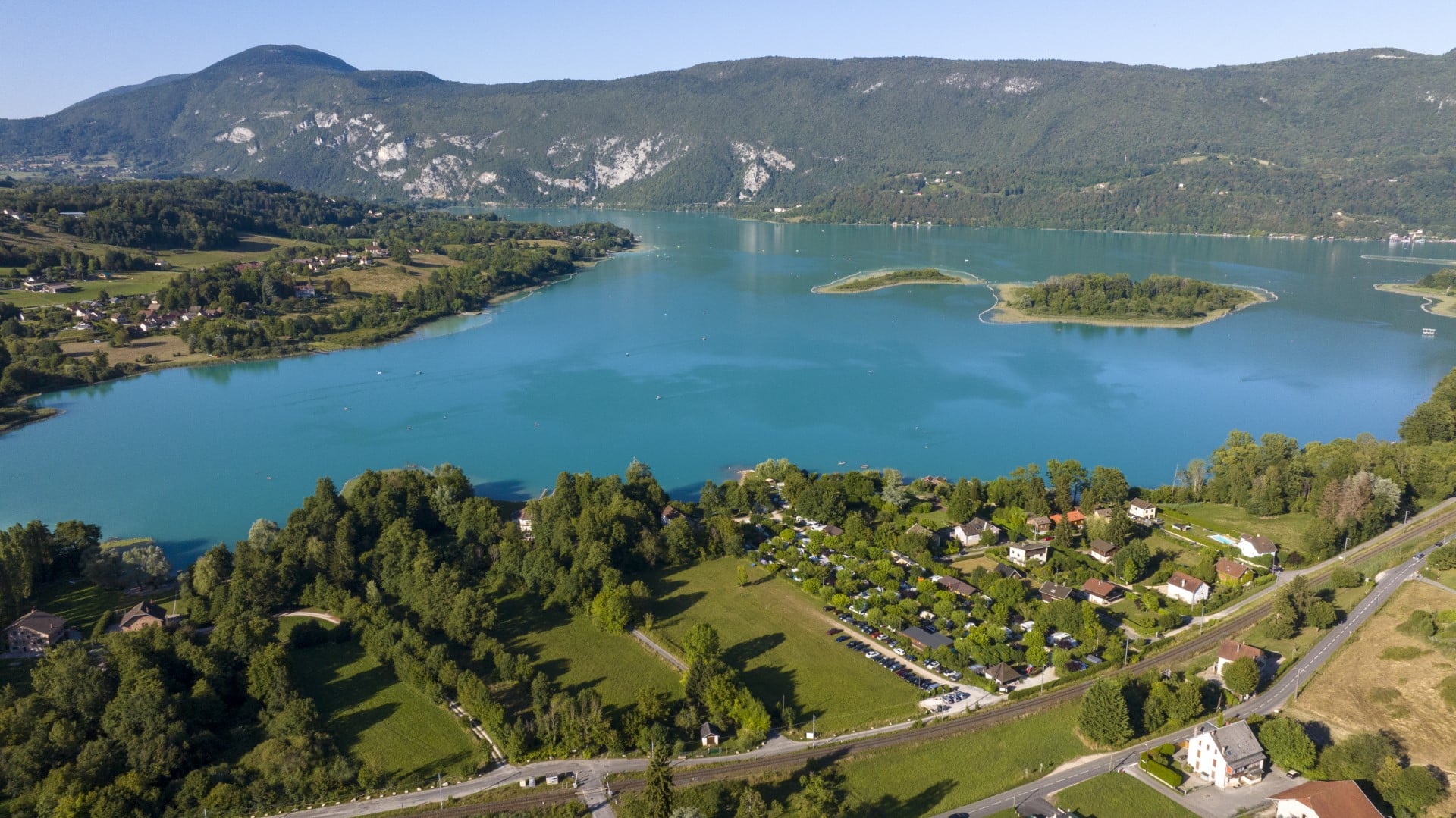 Panorama sur le lac d’Aiguebelette depuis Huttopia en Savoie
