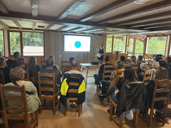 Salle de réunion du Chalet Le Sauvageon en configuration séminaire