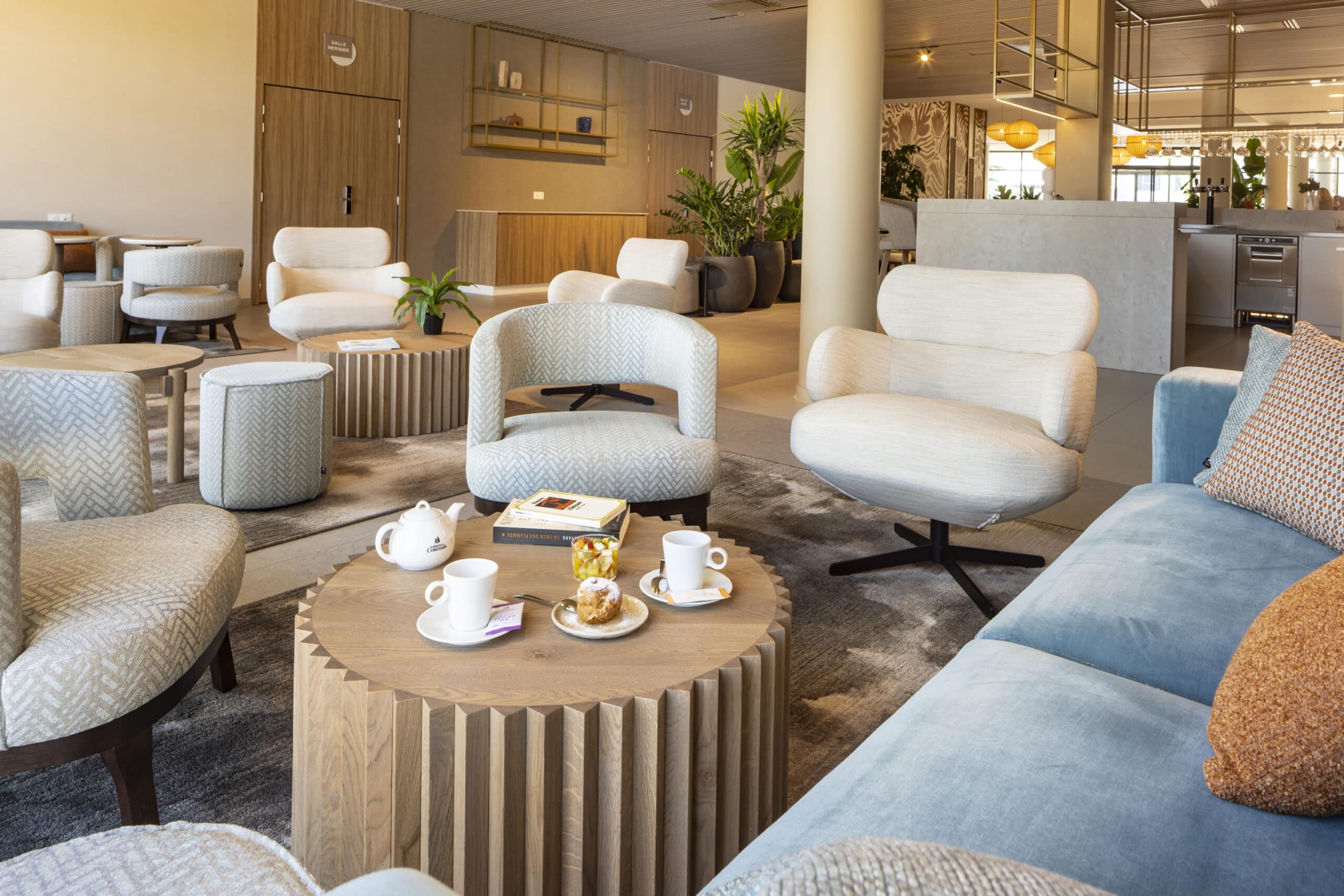 Suite avec salon et décoration contemporaine au Parkest Genas