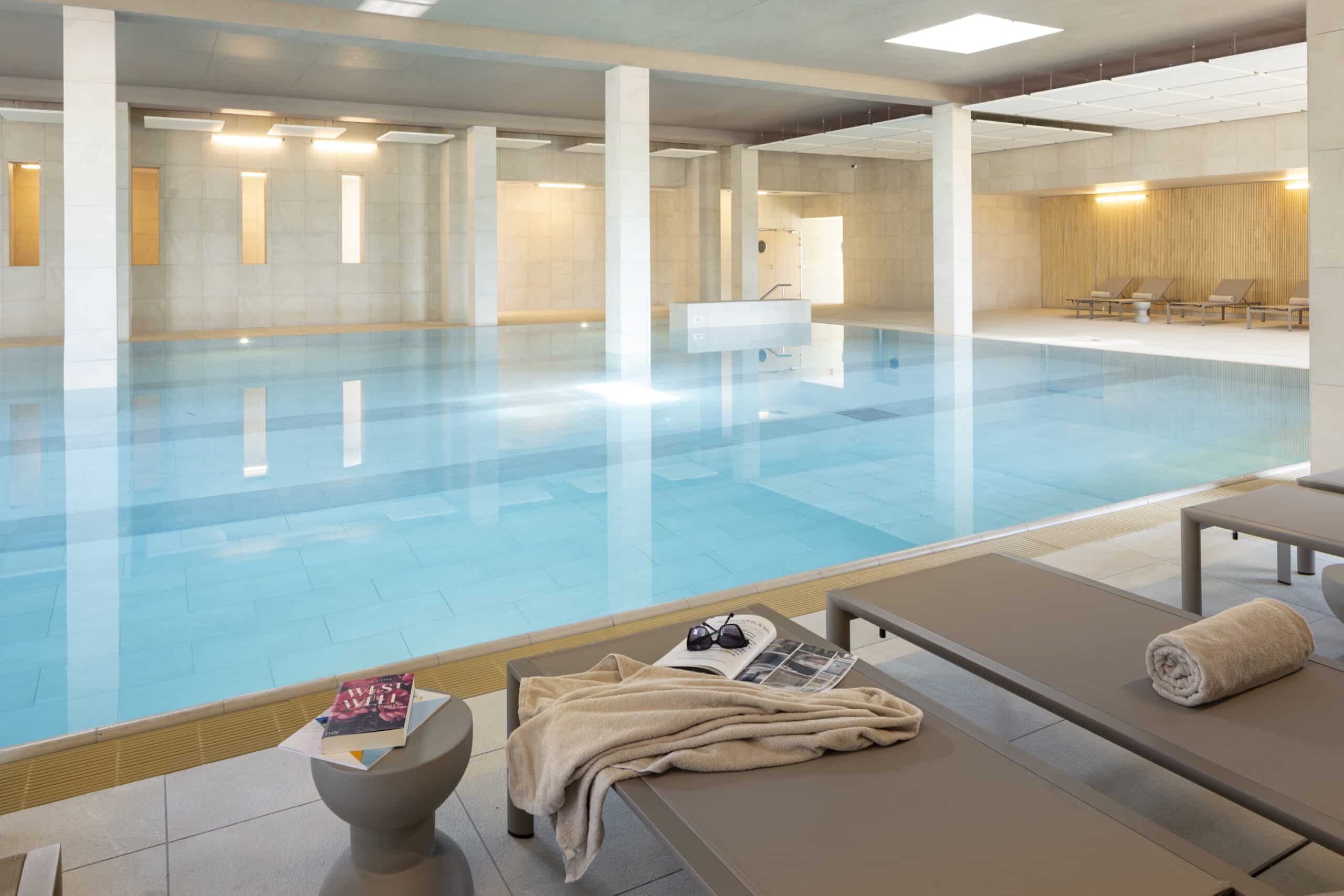 Piscine intérieure – Parkest Hôtel & Spa Genas