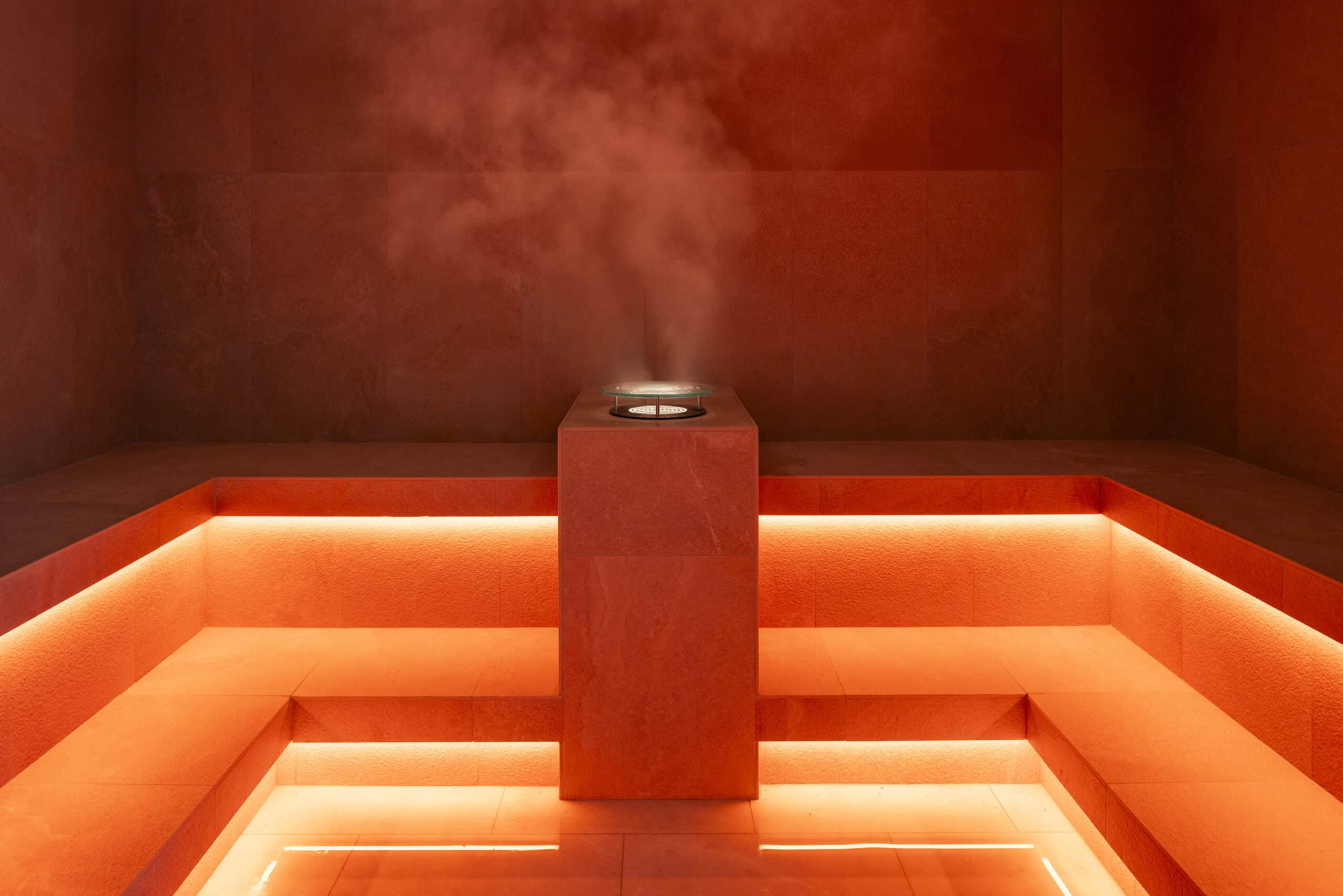 Espace bien-être avec lumière rouge immersive au Pullman Cannes Mandelieu