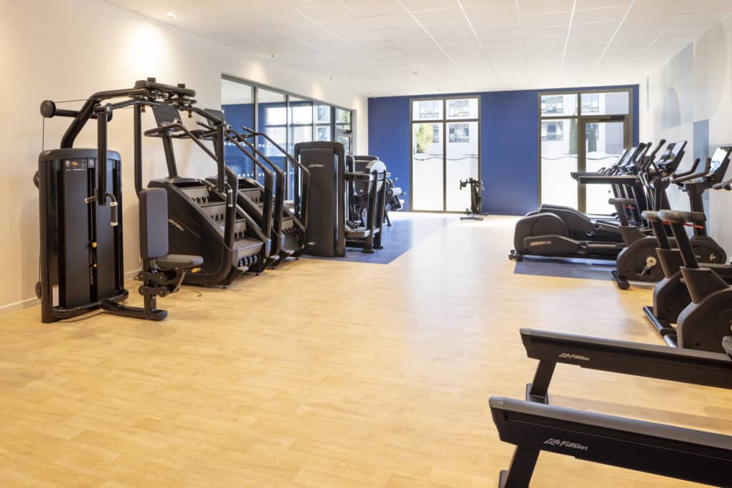 Un espace fitness moderne pour les voyageurs d’affaires.
