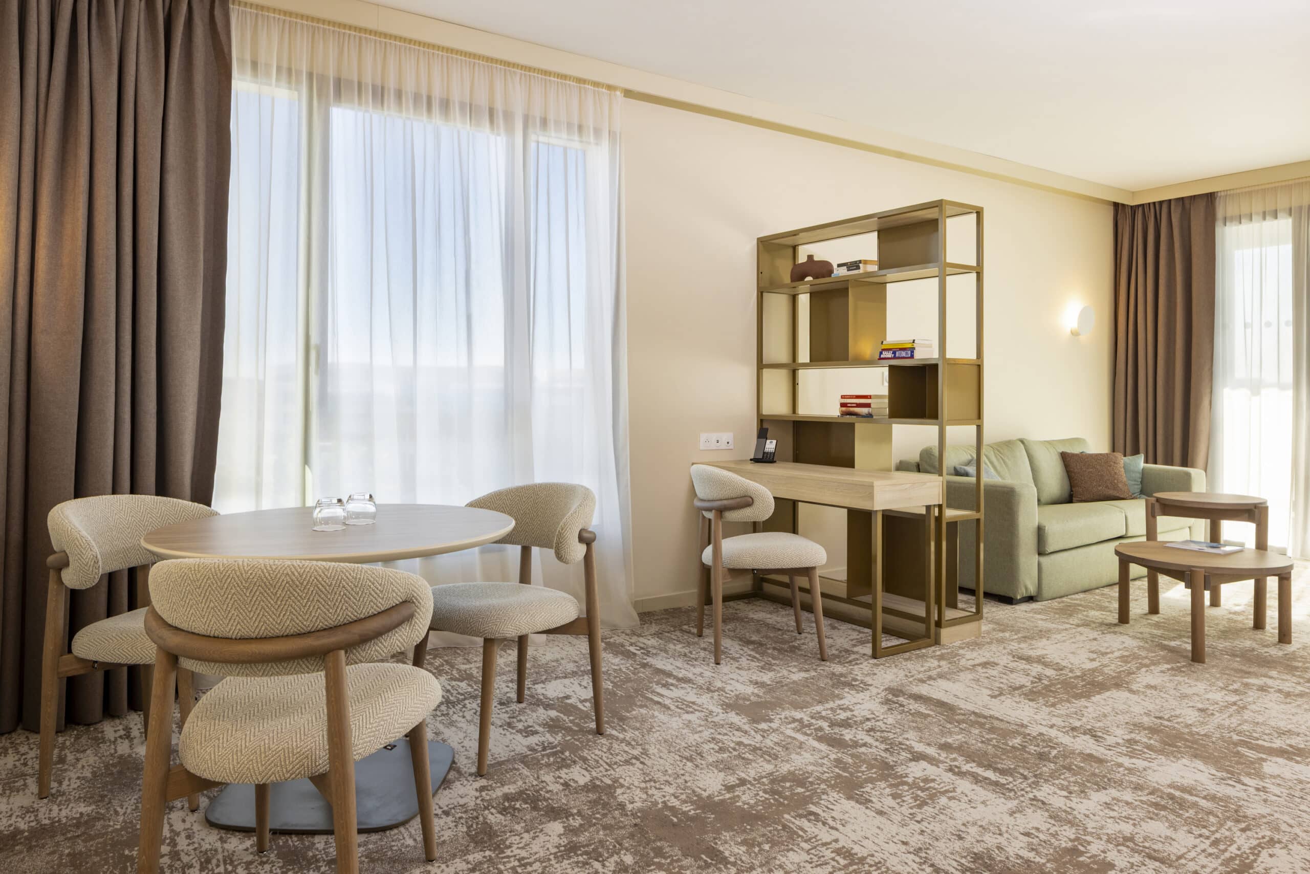 Suite avec salon et décoration contemporaine