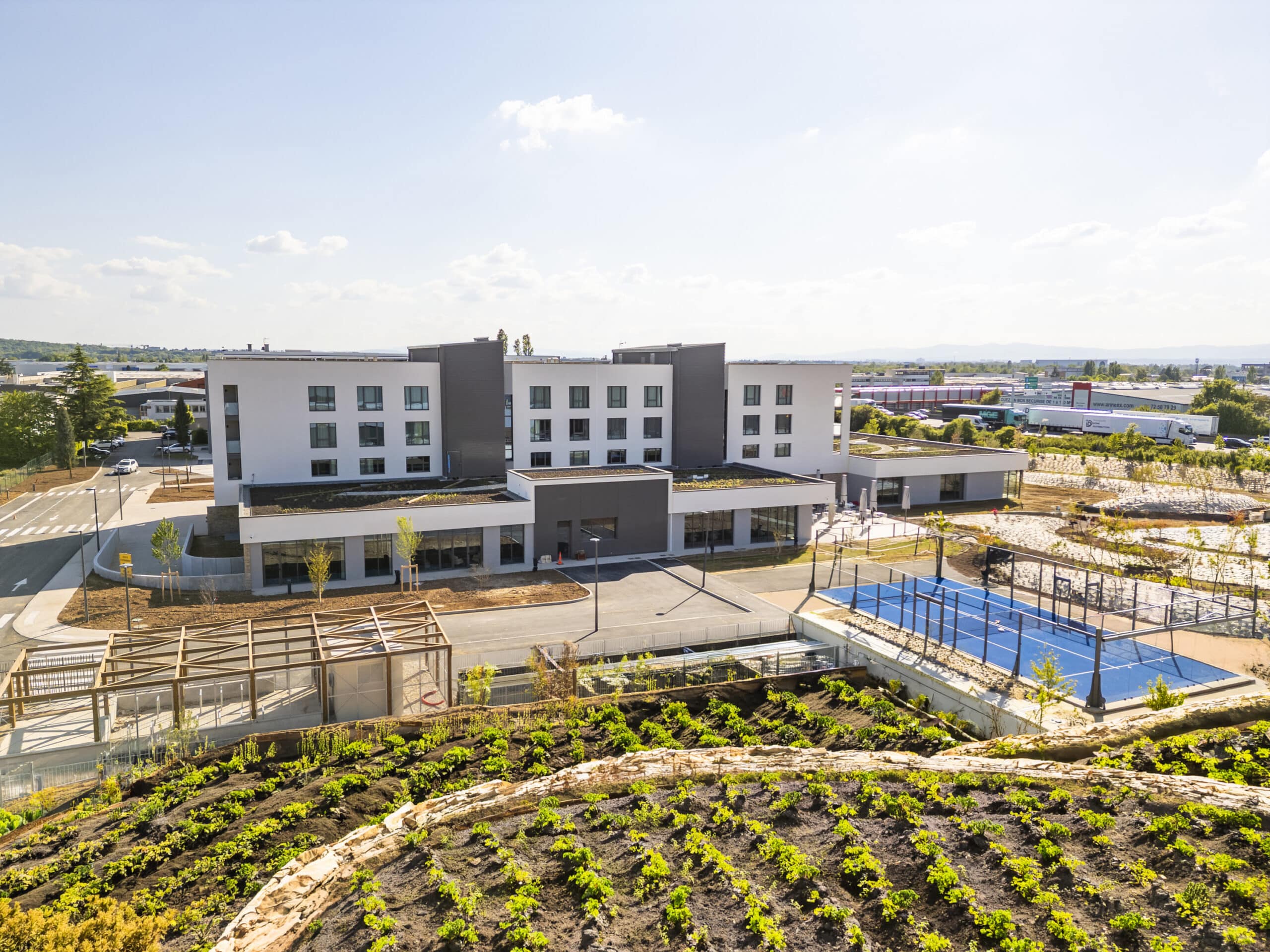 Vue extérieure du Parkest Hôtel & Spa à Genas
