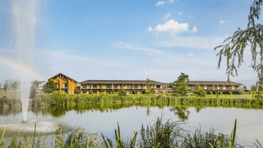 Le Jiva Hill Resort s’intègre harmonieusement dans un vaste domaine verdoyant entre lac et montagnes.