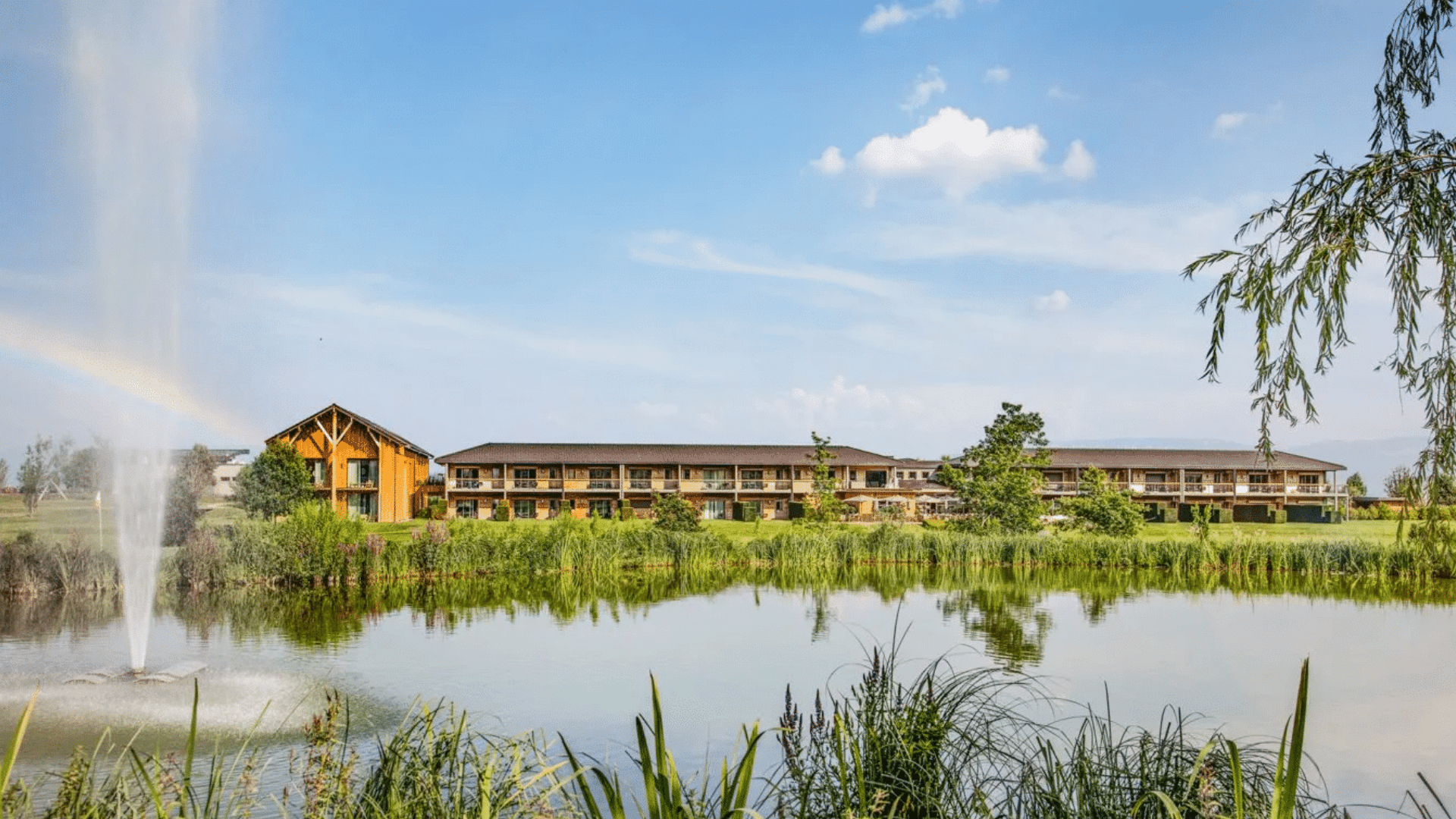 Le Jiva Hill Resort s’intègre harmonieusement dans un vaste domaine verdoyant entre lac et montagnes.
