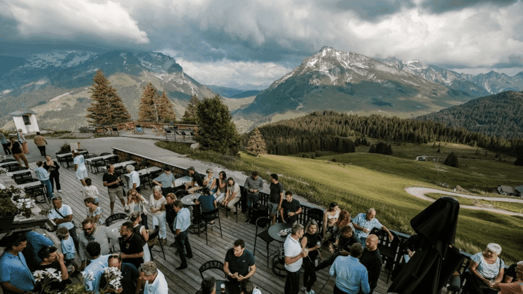 Un lieu d’exception pour profiter d’un repas ou d’un événement face aux sommets alpins.