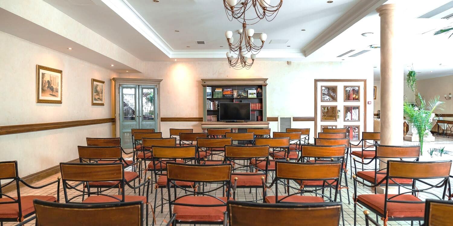 Salle de réunion aménagée pour un événement professionnel à la Villa Beaumarchais