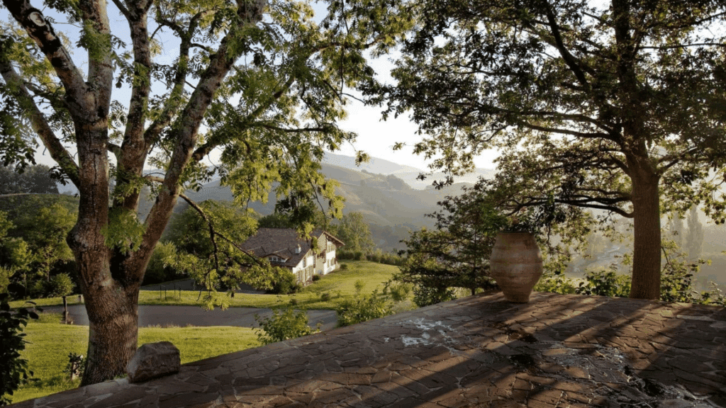 Un écrin de verdure offrant calme, authenticité et panoramas sur les collines basques.