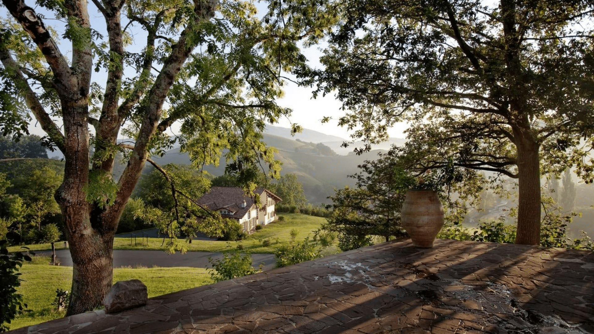 Un écrin de verdure offrant calme, authenticité et panoramas sur les collines basques.
