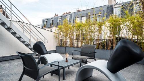 Terrasse extérieure avec transats