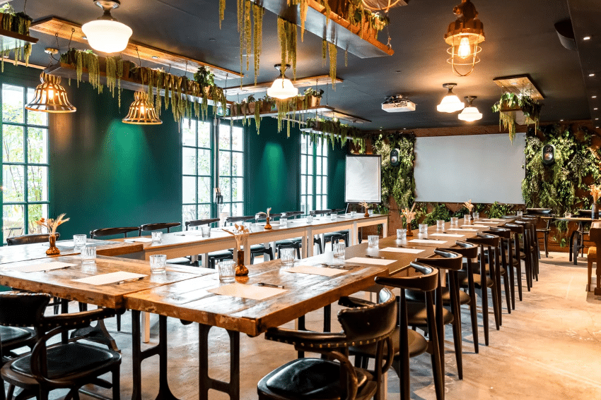 Salle de restaurant aménagée pour repas de groupe