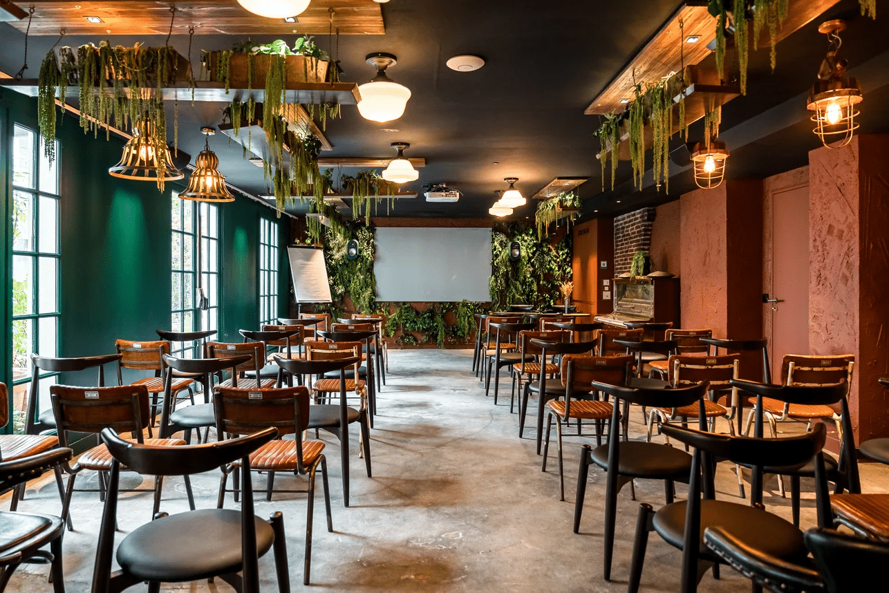 Intérieur du restaurant avec décoration moderne