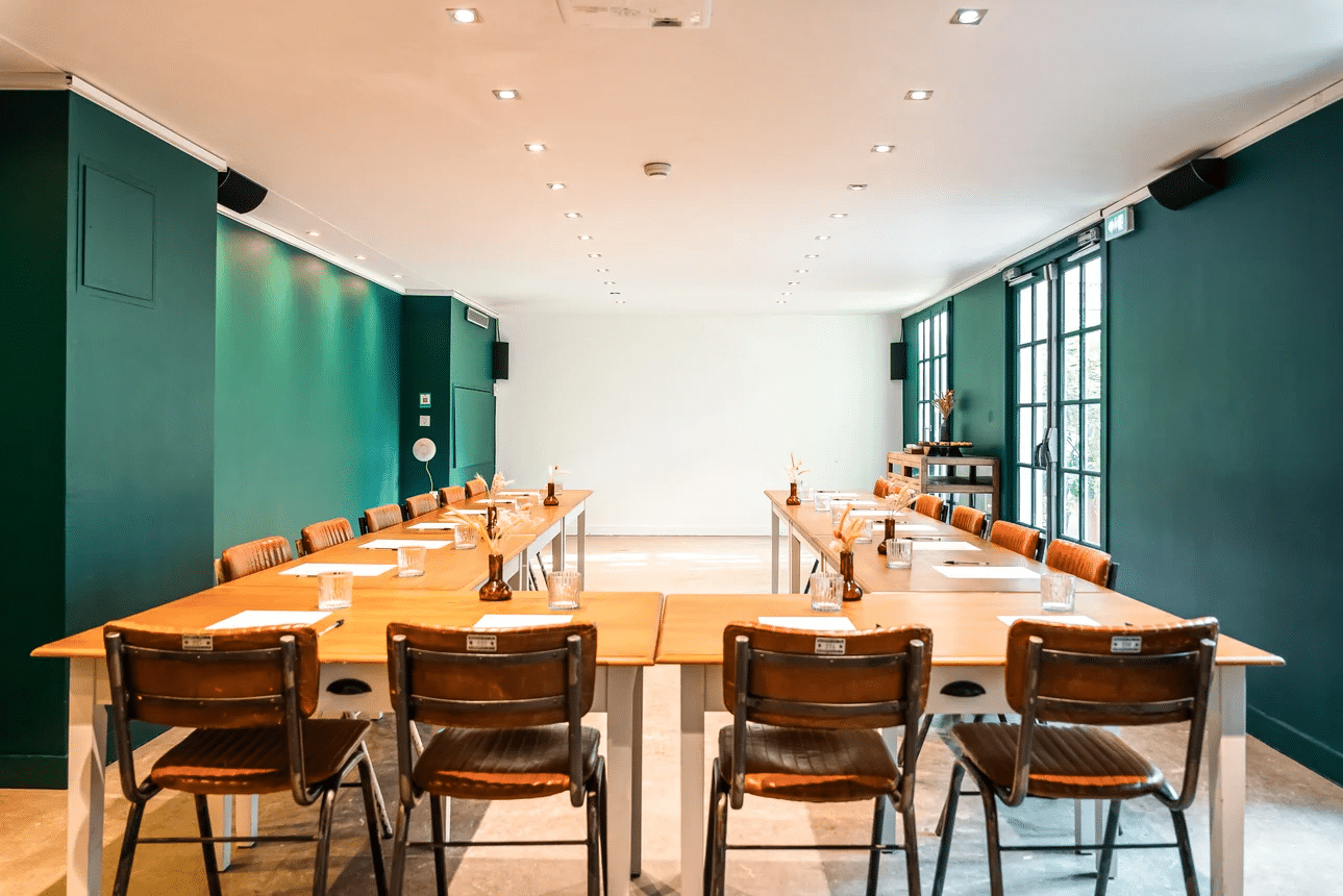 Salle privative avec grande table de réception